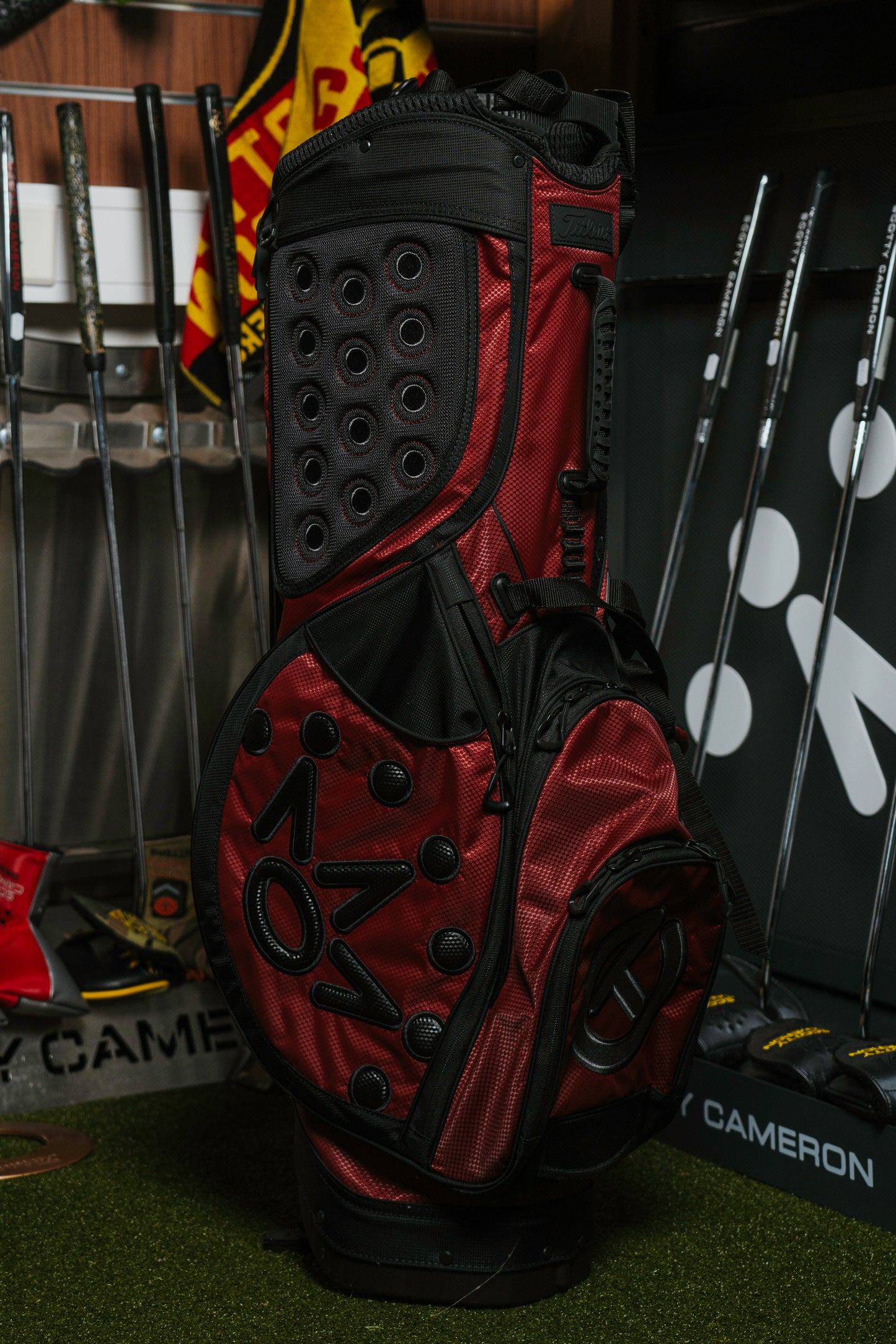 Scotty Cameron 2023 US Open Pathfinder - Mainstay - Garnet Red- kantobägi